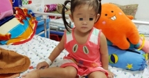 Đang ngồi chơi, bé gái mới 3 tuổi nôn ói, đột quỵ nhồi máu não