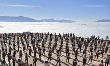 Học sinh tập thể dục giữa biển mây