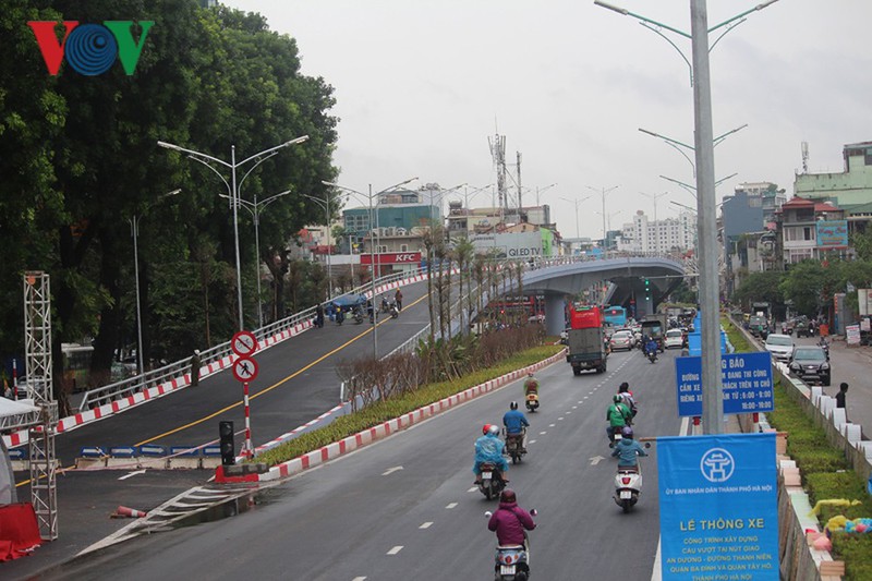 ha noi tiep tuc ha cot de song hong doan tu an duong den cau nhat tan