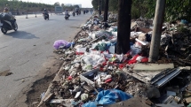 Hà Nội: Đại lộ Thăng Long “ngập” rác, phế thải