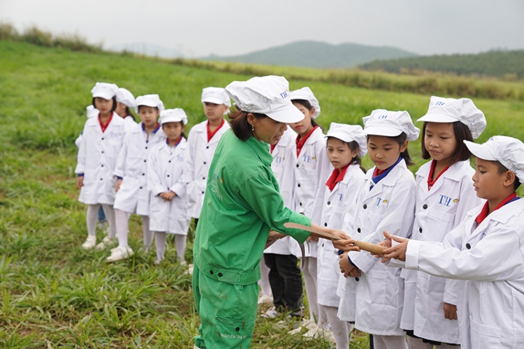 hoc sinh hao huc trai nghiem tai ngoi nha cua cac co bo sua