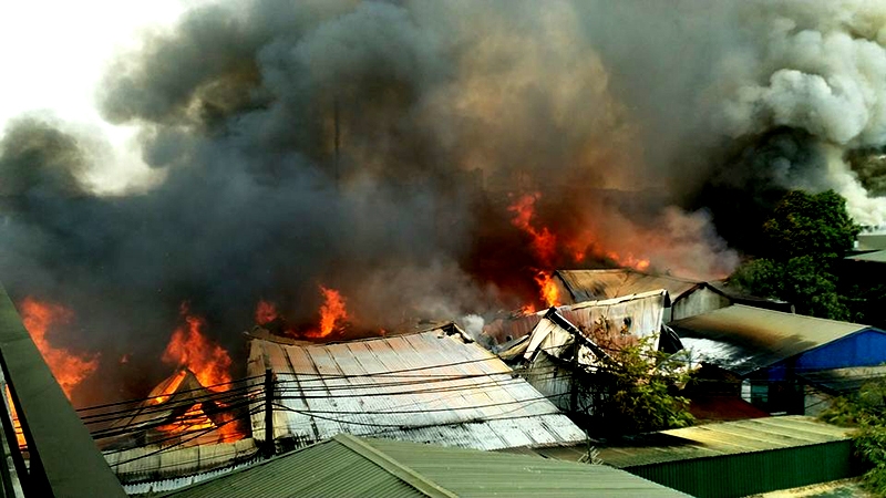Khói, lửa bao trùm khu nhà xưởng ở xã Hữu Bằng, huyện Thạch Thất