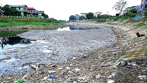 Sông, suối đang "chết mòn" vì ô nhiễm