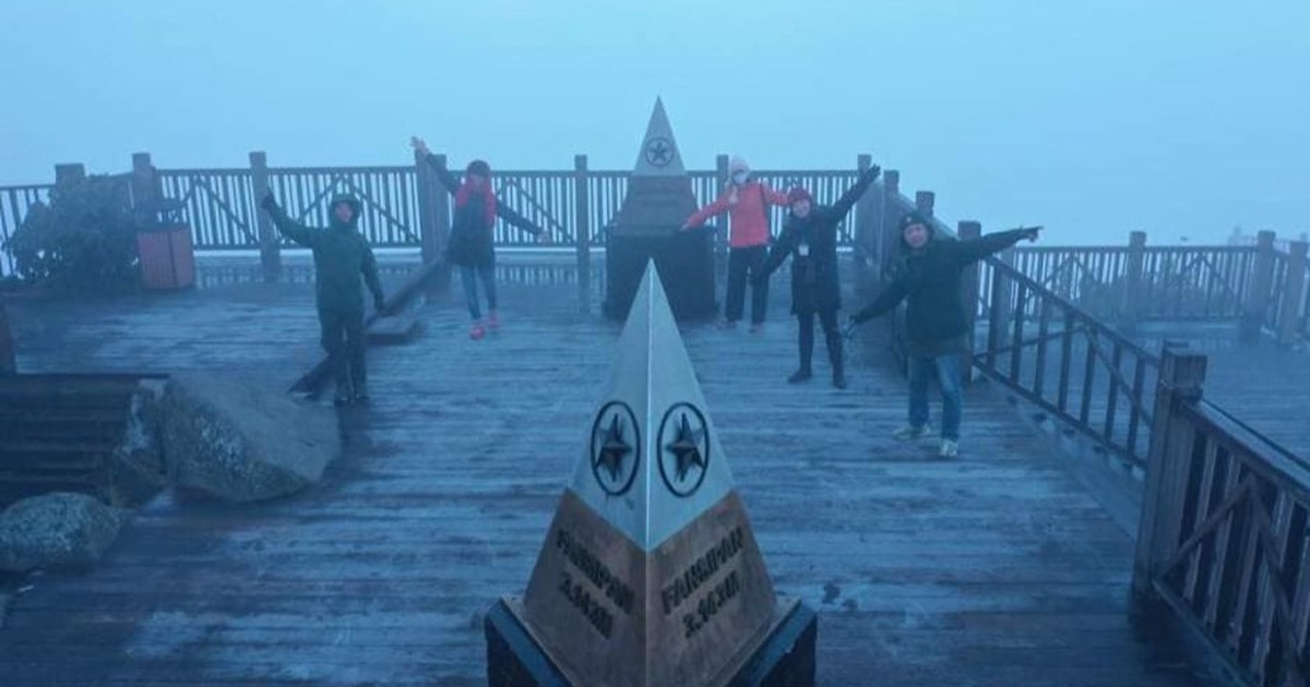 Đỉnh Fansipan lạnh dưới 0 độ C, sương muối rắc trắng như tuyết