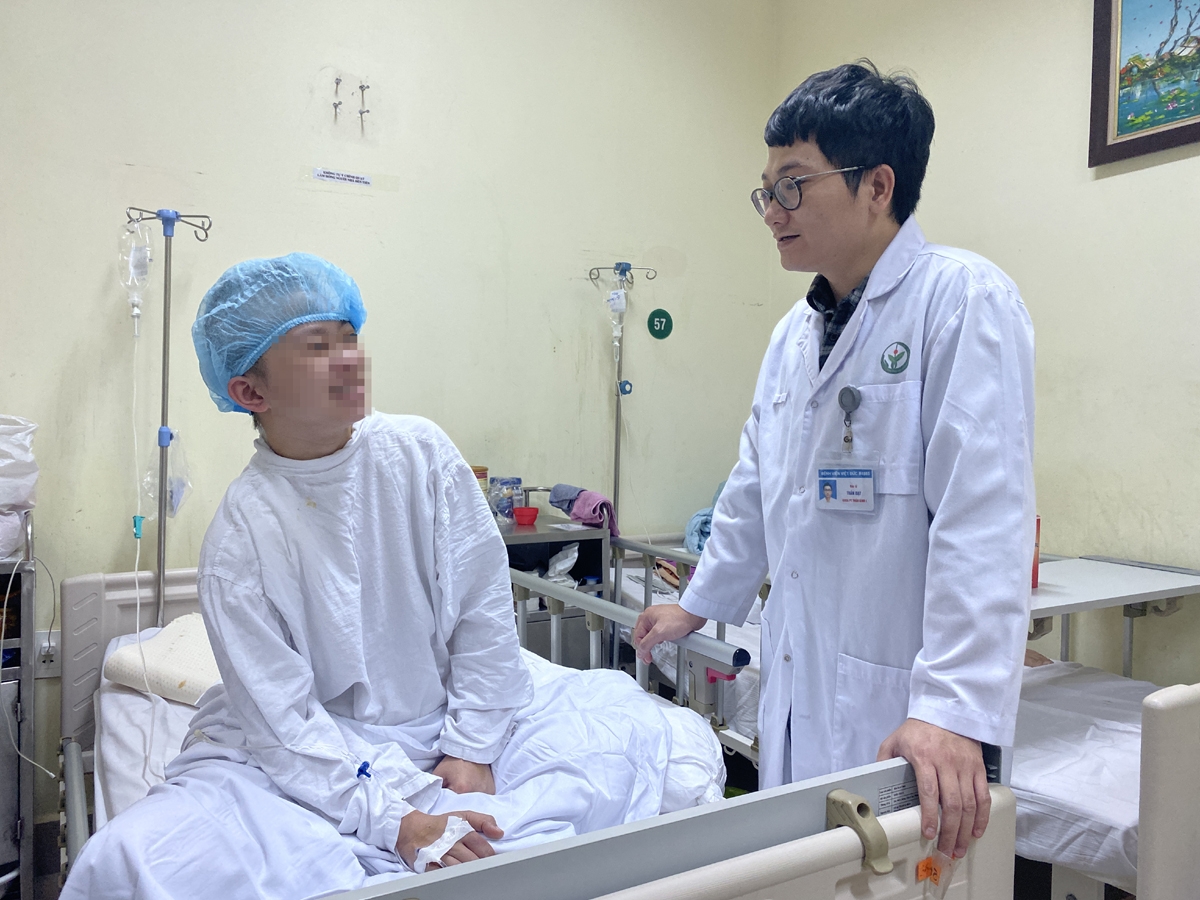 BS Trần Đạt, Khoa Phẫu thuật thần kinh 1- Bệnh viện Hữu nghị Việt Đức thăm hỏi sức khỏe của bệnh nhân. (Ảnh: BVCC)