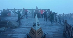 Đỉnh Fansipan lạnh dưới 0 độ C, sương muối rắc trắng như tuyết