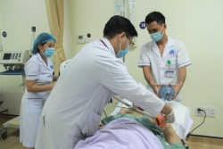 Tự uống 20 viên thuốc "lạ", cụ ông ngừng tuần hoàn suýt chết