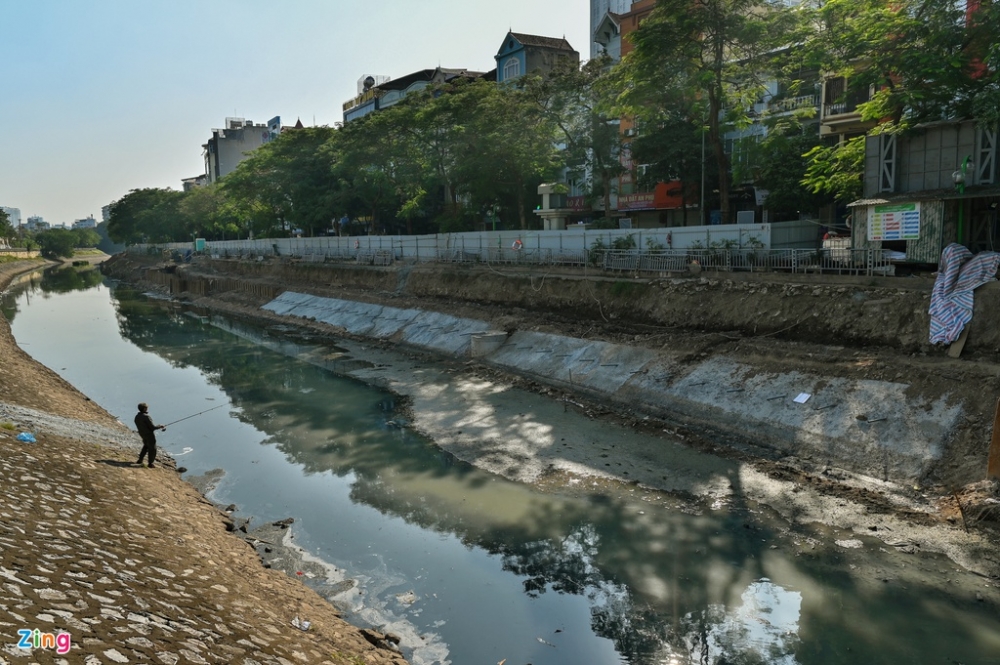Lắp cống ngầm tách nước thải dọc sông Tô Lịch