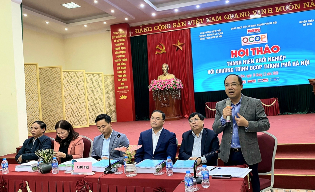 Đồng chí Nguyễn Mạnh Hưng, Tổng biên tập báo Tuổi trẻ Thủ đô, điều hành hội thảo