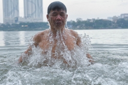 Bãi tắm tiên "độc" nhất Hà Nội giữa giá rét 12 độ C