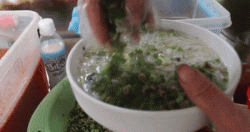 Quán bún hến 30 năm tuổi ở Hà Nội, ngày bán 2 tạ hến, 1 tạ bún