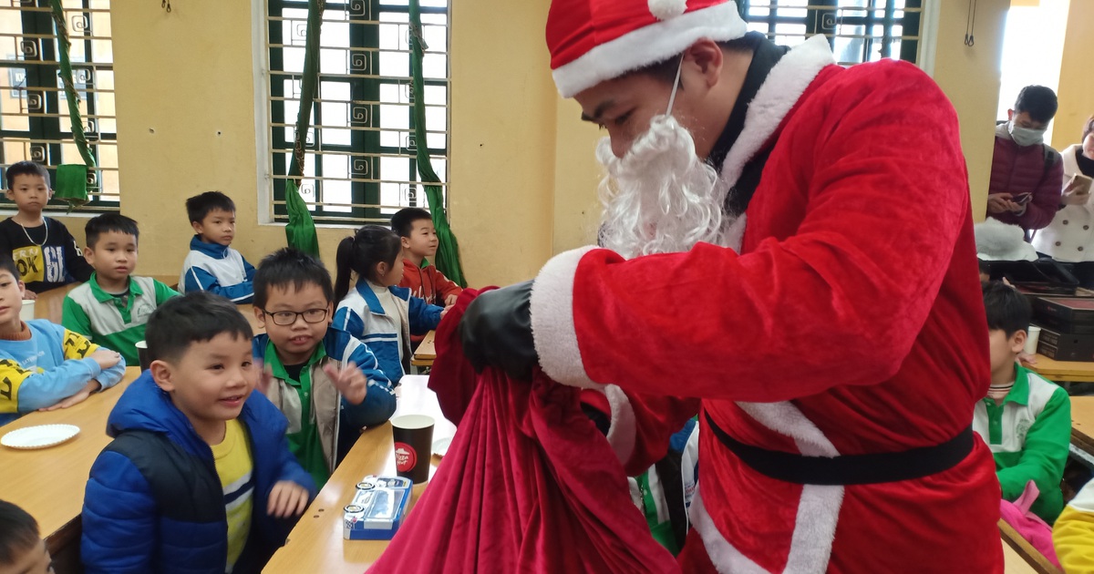 Thu tiền triệu nhờ… đóng vai ông già Noel