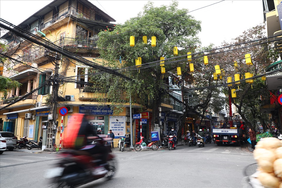 Bà Nguyễn Thị Đan (Hoàn Kiếm, Hà Nội) chia sẻ, bà hoàn toàn ủng hộ với việc mở rộng không gian đi bộ, tuy nhiên cần tính toán kĩ lưỡng để các thành viên gia đình bà không phải di chuyển quá xa đến chỗ để xe. “Thành phố mở rộng không gian đi bộ thì khu phố này sẽ giảm ùn tắc, giảm ô nhiễm, giảm tiếng ồn,... Tôi năm nay đã 86 tuổi, cũng chỉ ở nhà nên không ảnh hưởng gì nhiều. Tuy nhiên mong rằng thành phố sẽ có những tính toán hợp lí để con cháu tôi không phải vất vả trong việc di chuyển đến chỗ để xe vào ngày cuối tuần“, bà Đan nói.