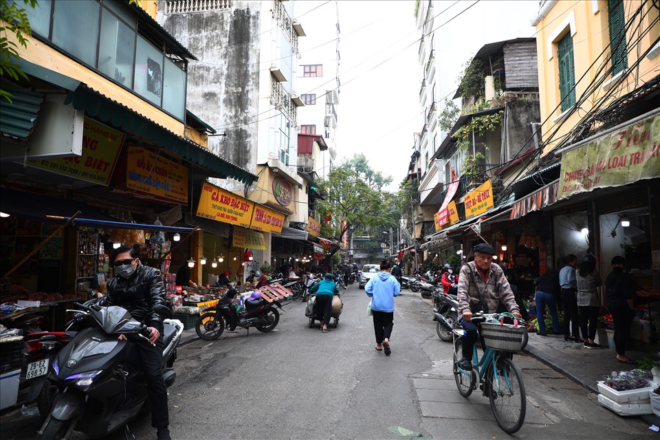 UBND quận Hoàn Kiếm cho biết, từ ngày 25.12.2020 sẽ triển khai thử nghiệm và từ ngày 1.1.2021 sẽ chính thức triển khai hoạt động. Tuy nhiên, theo một số người dân, họ chưa được phổ biến kế hoạch mở rộng phố đi bộ mà chỉ nắm được thông tin qua báo chí. “Tính đến hiện tại, tôi chưa nhận được bất kì văn bản và cũng chưa được nghe phổ biến từ phường, quận về việc khu phố tôi đang sống sẽ trở thành không gian đi bộ vào cuối tuần. Tối nay triển khai rồi mà giờ tôi vẫn không biết xe gia đình tôi sẽ để ở đâu và ai sẽ là người trả tiền thuê xe cho chúng tôi“, ông Nguyễn Trọng Hào (Hàn Bạc, Hoàn Kiếm, Nà Nội).