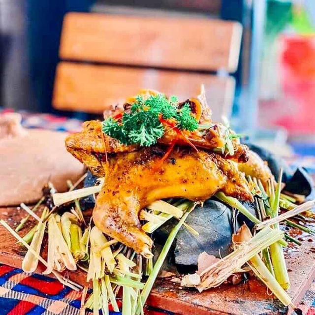 Lạ lùng gà nướng đá núi lửa ở Đà Lạt, thực khách ăn phải dùng búa đập niêu - 2