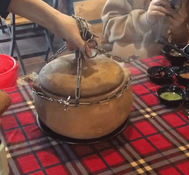 Lạ lùng gà nướng đá núi lửa ở Đà Lạt, thực khách ăn phải dùng búa đập niêu - 1
