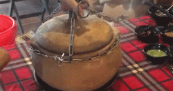 Lạ lùng gà nướng đá núi lửa ở Đà Lạt, thực khách ăn phải dùng búa đập niêu