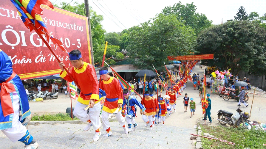 Đội Nghiềm quân đi lên đê qua dốc đá cổ.