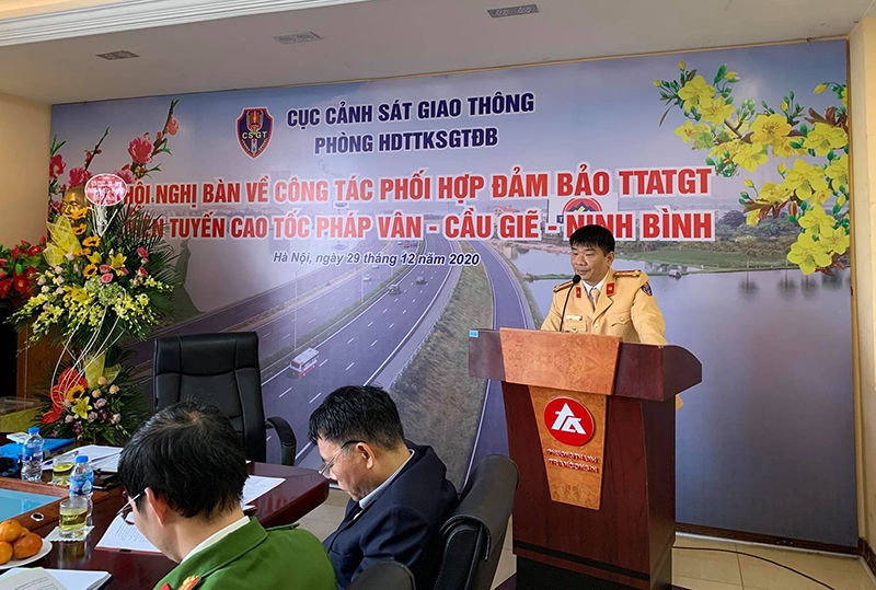 Đại tá Nguyễn Quang Thái, Trưởng Phòng 8, Cục CSGT, Bộ Công an chủ trì hội nghị