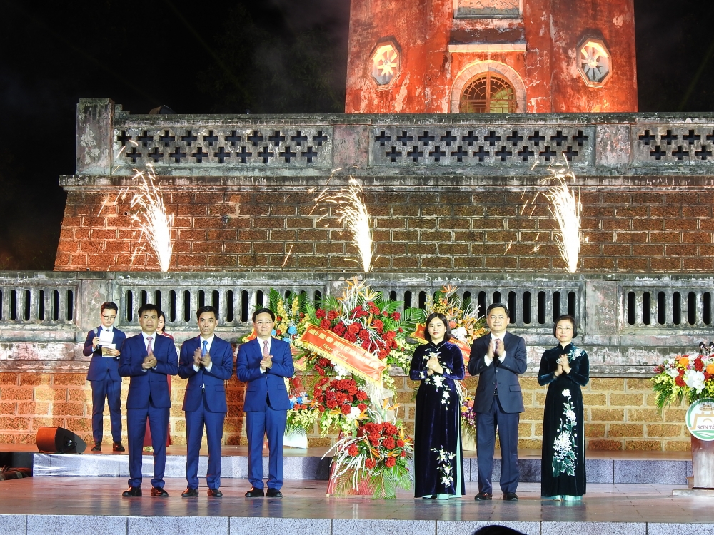 Lãnh đạo thành phố Hà Nội tặng hoa chúc mừng thị xã Sơn Tây nhân dịp kỷ niệm 200 năm thành cổ