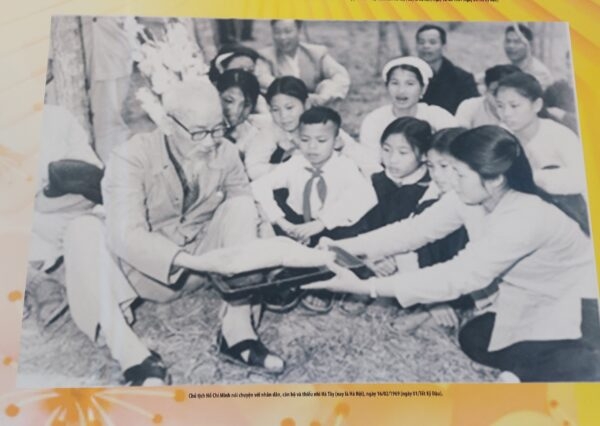Nhiều tư liệu quý tại triển lãm “Chủ tịch Hồ Chí Minh với Tết cổ truyền dân tộc”