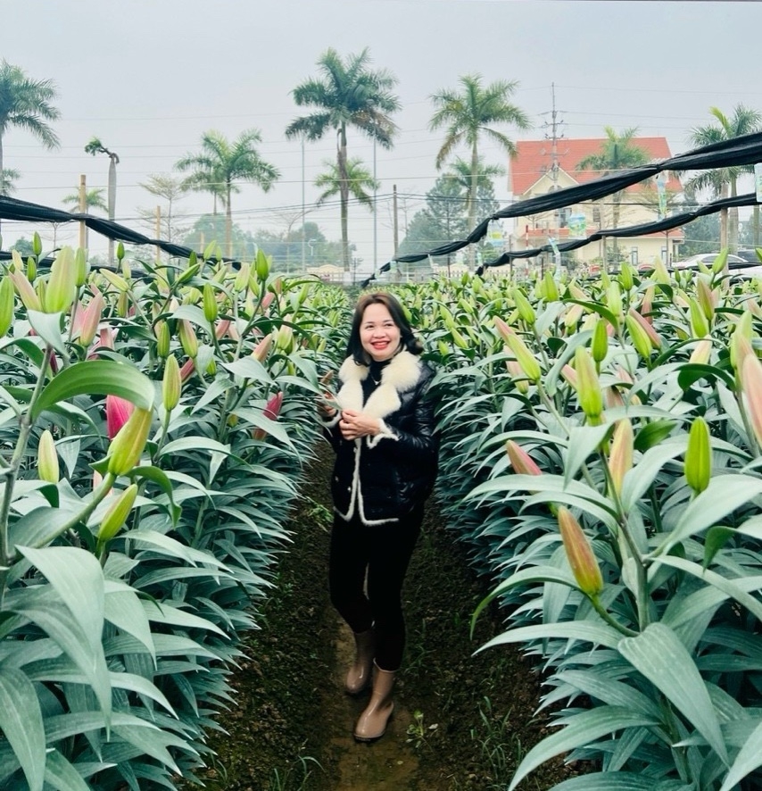 Chị Đỗ Thị Hiền, thôn Phú Mỹ, xã Tự Lập bên vườn hoa ly của gia đình.