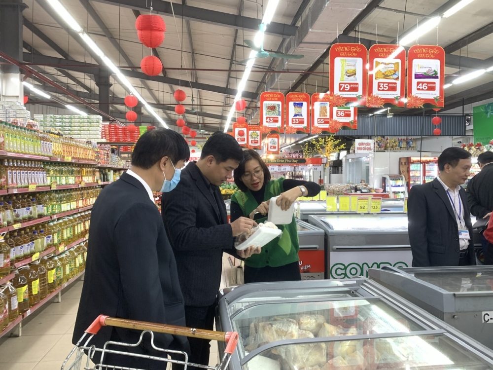 Nguyễn Quang Trung - Phó Chi cục trưởng Chi cục An toàn vệ sinh thực phẩm Hà Nội đã kiểm tra công tác bảo đảm ATTP Tết và lễ hội Xuân 2024 trên địa bàn huyện Thường Tín