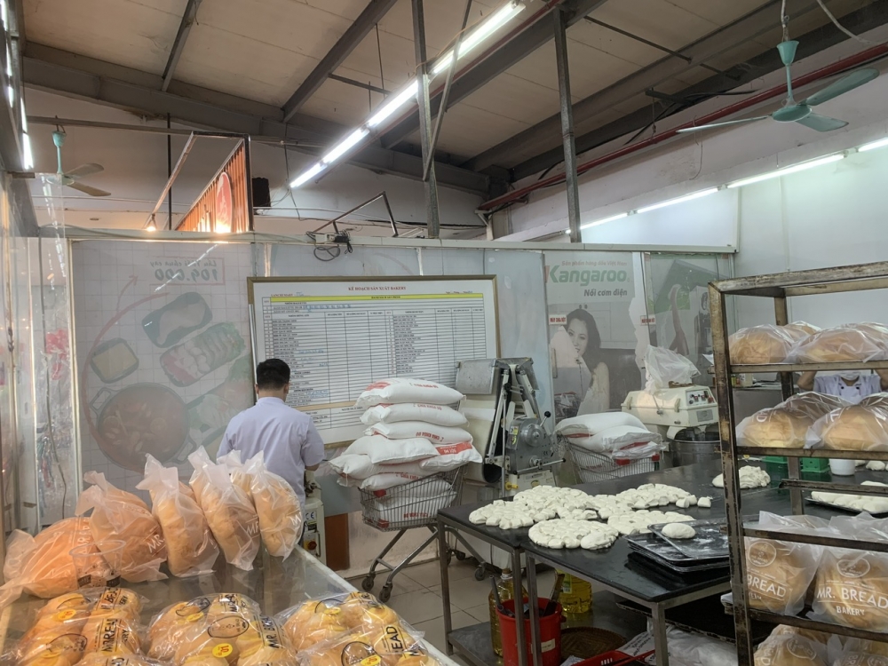 Nhân viên làm bánh tại Lan Chi Mart (Thường Tín) thiếu đồ bảo hộ khi lao động