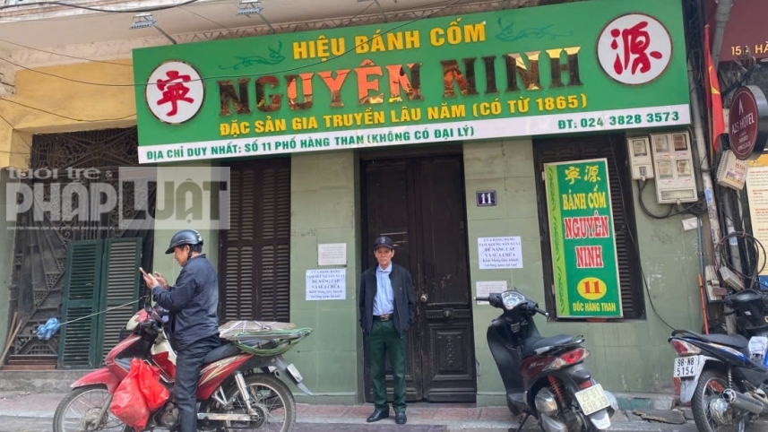 Bánh cốm Nguyên Ninh dán biển sửa chữa sau khi bị yêu cầu dừng hoạt động