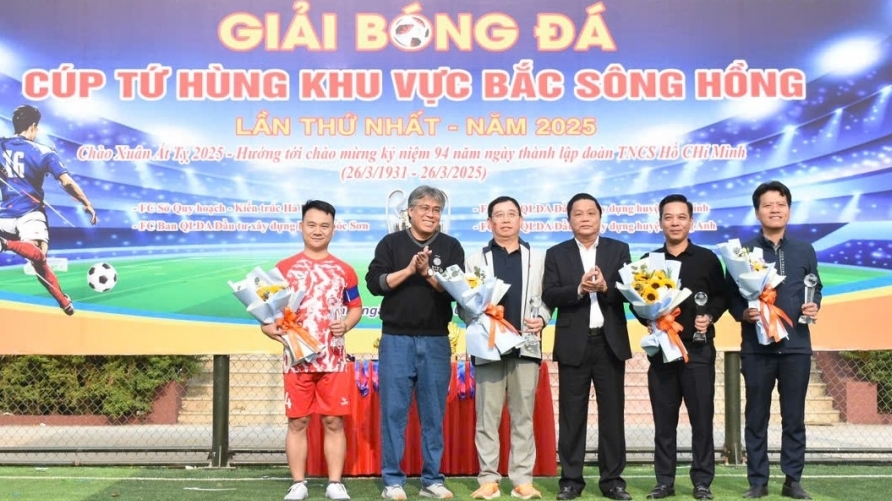 Sôi nổi Giải bóng đá “Cúp tứ hùng khu vực Bắc sông Hồng”