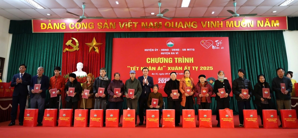 Ba Vì: "Tết nhân ái" mang 2.7 tỷ đồng đến với người nghèo