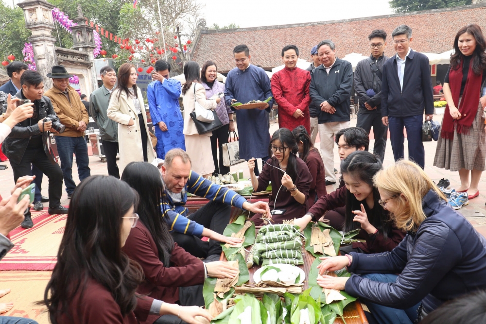 Phó Bí thư Thường trực Thành ủy Nguyễn Văn Phong phấn khởi dự "Tết làng Việt"