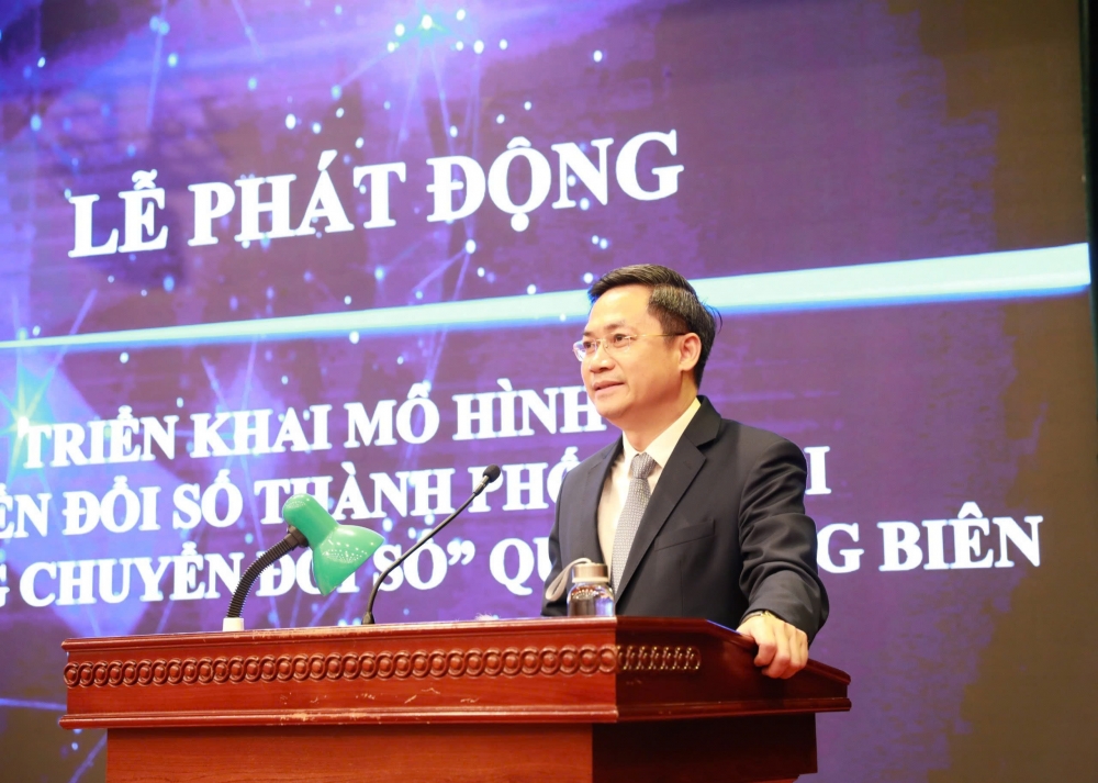 Phó Chủ tịch UBND thành phố Hà Nội Hà Minh Hải phát biểu tại lễ phát động triển khai thí điểm các mô hình chuyển đổi số thành phố và “Phường chuyển đổi số” trên địa bàn quận Long Biên
