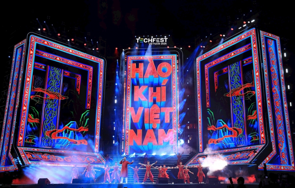 Trình diễn nghệ thuật số tái hiện tinh thần “Phù Đổng”, truyền tải thông điệp về sức mạnh cộng đồng trong Lễ khai mạc TECHFEST 2025