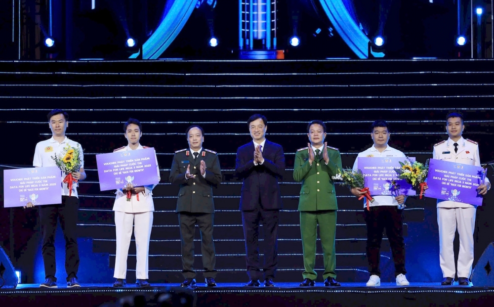 Ủy viên Bộ Chính trị, Bí thư Thành ủy Hà Nội Nguyễn Duy Ngọc trao kỷ niệm chương cho các đội đoạt giải cuộc thi Data for Life 2025