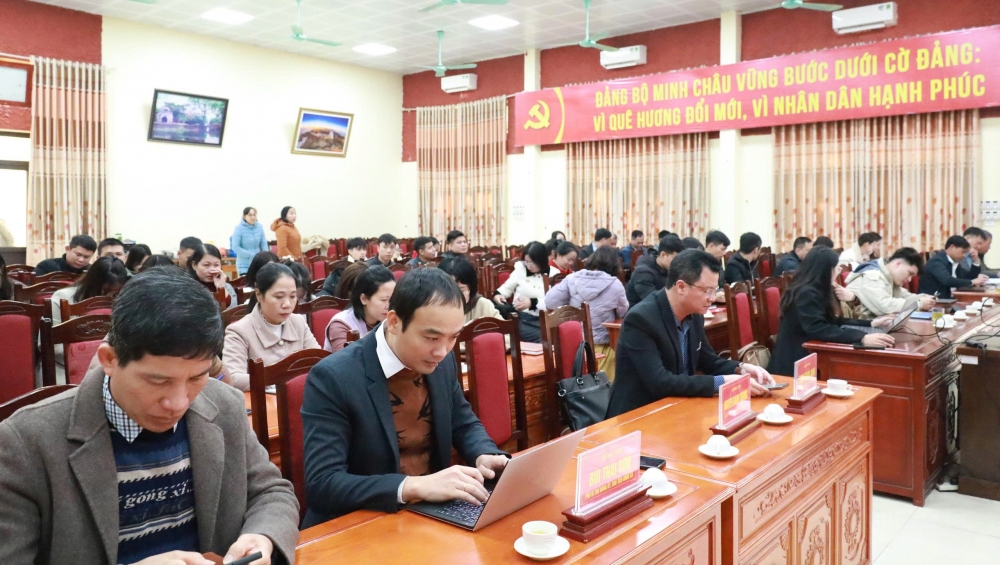 Lãnh đạo, cán bộ, người lao động tại xã Minh Châu ội nghị triển khai thí điểm ứng dụng Bàn làm việc số HanoiWork.