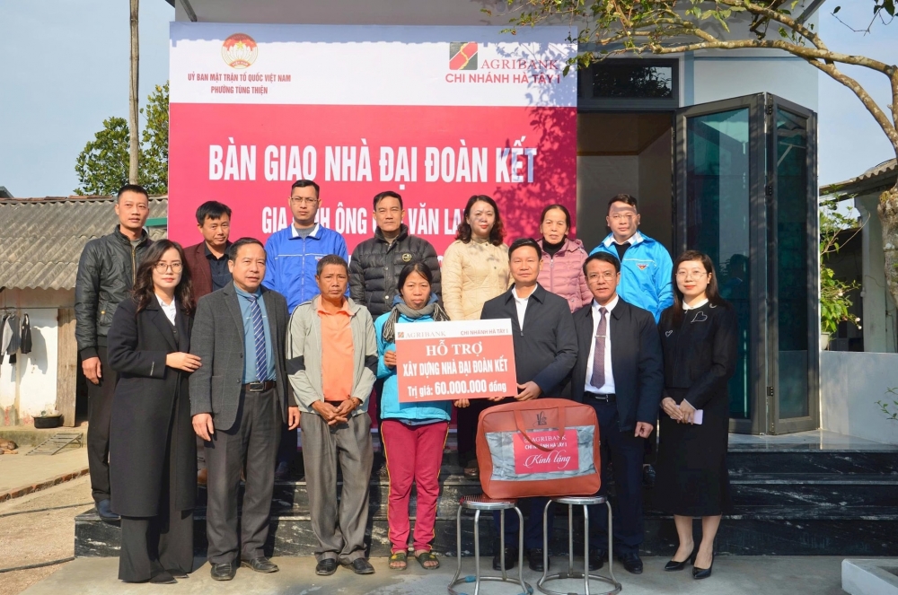 Ủy ban MTTQ Việt Nam phường Tùng Thiện cùng Ngân hàng Nông nghiệp và Phát triển nông thôn Việt Nam - Chi nhánh Hà Tây I bàn giao nhà Đại đoàn kết cho gia đình ông Chu Văn Lanh.