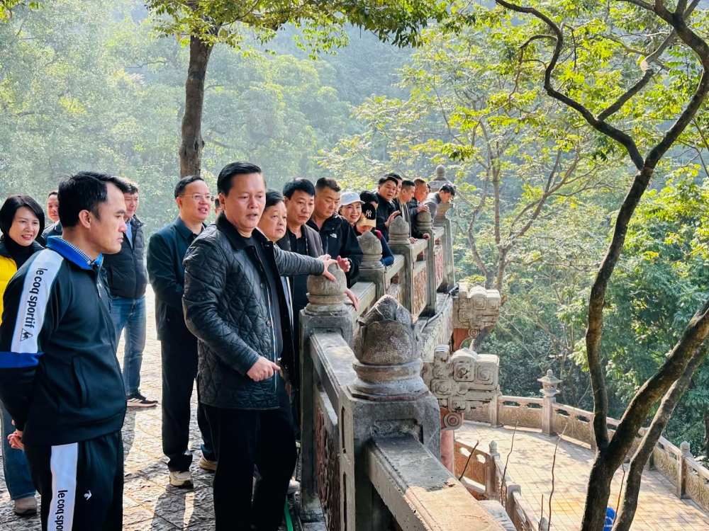 Bí thư Đảng ủy, Chủ tịch HĐND xã Hương Sơn Trần Đức Hải khảo sát khu vực lễ hội Chùa Hương