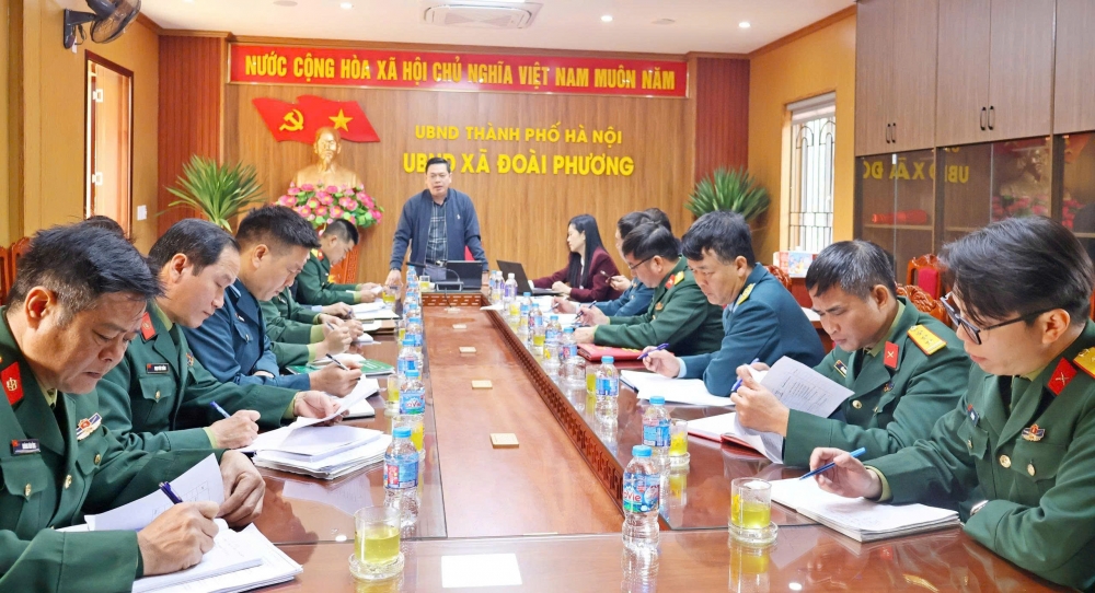 Đại diện lãnh đạo UBND xã Đoài Phương trao đổi thông tin về bầu cử với các đơn vị quân đội đóng chân trên địa bàn.