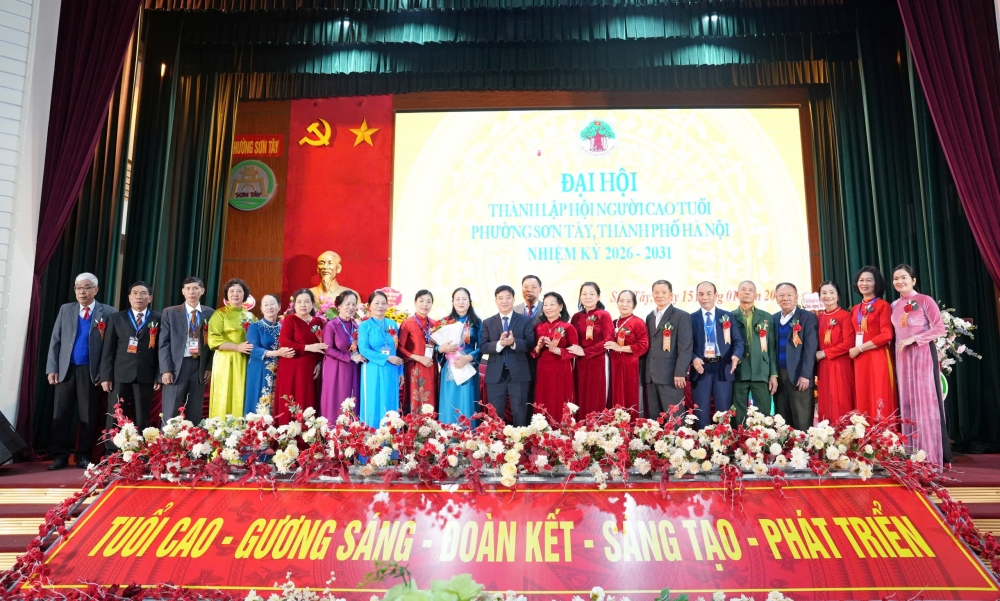 Phó Bí thư Thường trực Đảng ủy phường Sơn Tây Lê Đại Thăng chúc mừng đại hội