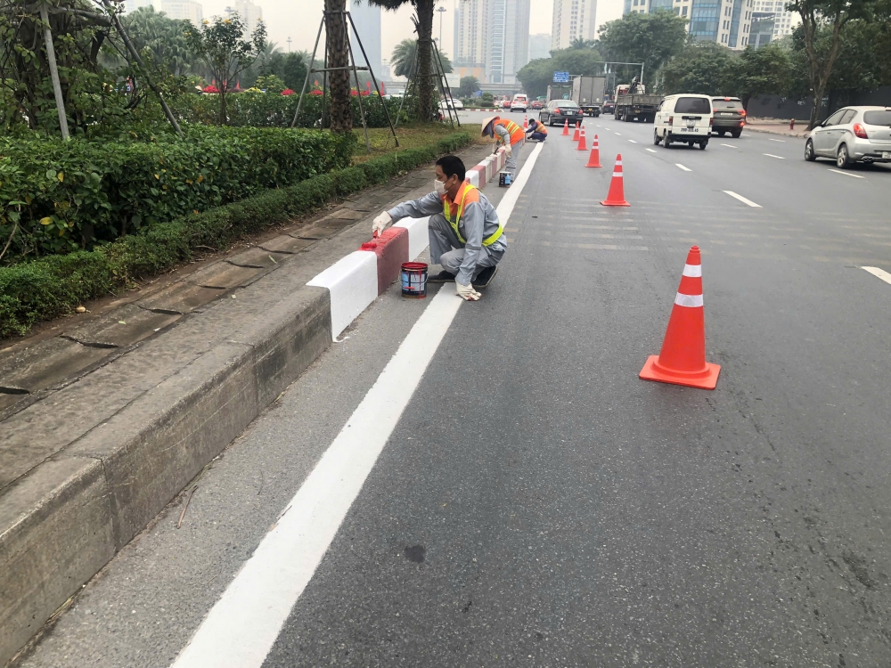 Công tác sơn kẻ và điều chỉnh tổ chức giao thông được triển khai đồng loạt tại nhiều tuyến phố lớn.