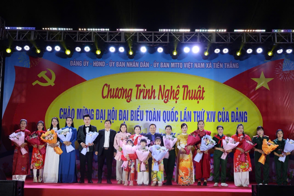 Trước đó, tối 18/1, xã Tiến Thắng tổ chức chương trình văn nghệ chào mừng Đại hội Đại biểu lần thứ XIV của Đảng.