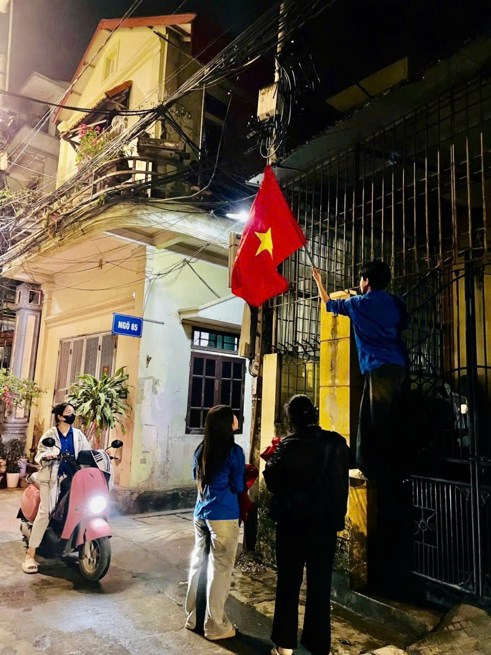 Tuổi trẻ Hồng Vân treo cờ Tổ quốc, chỉnh trang cảnh quan mừng ngày hội non sông