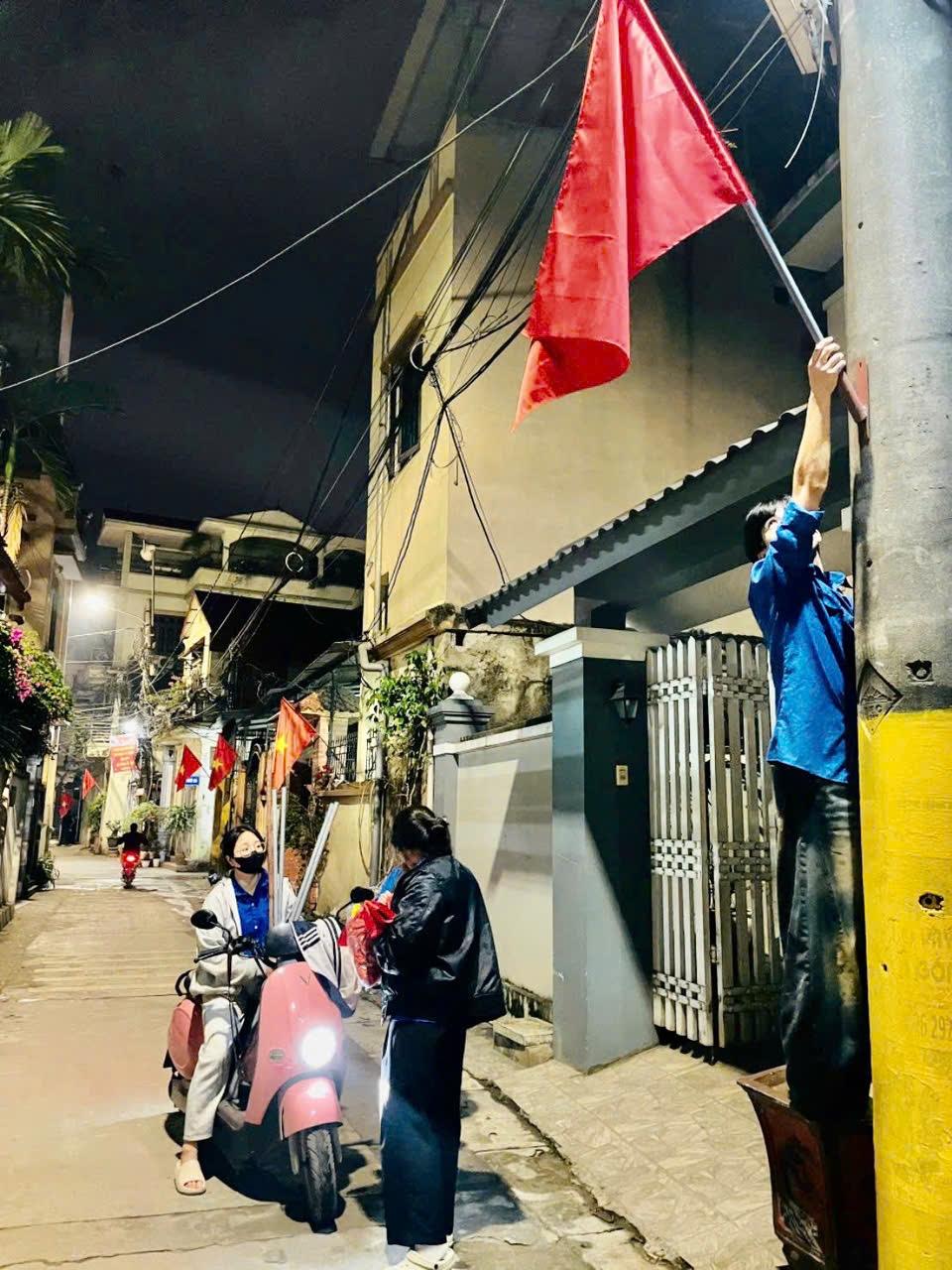 Tuổi trẻ Hồng Vân treo cờ Tổ quốc, chỉnh trang cảnh quan mừng ngày hội non sông