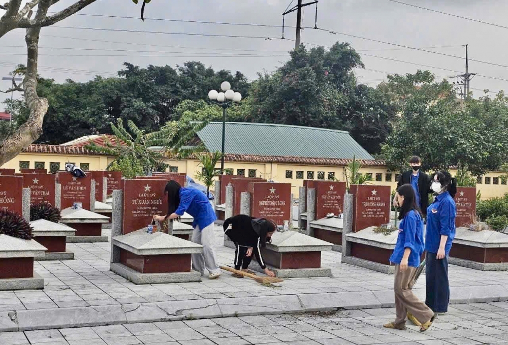 Tuổi trẻ Hồng Vân treo cờ Tổ quốc, chỉnh trang cảnh quan mừng ngày hội non sông