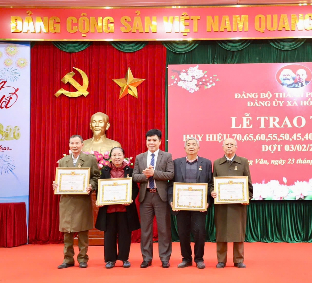 Đảng ủy xã Hồng Vân long trọng tổ chức Lễ trao Huy hiệu Đảng