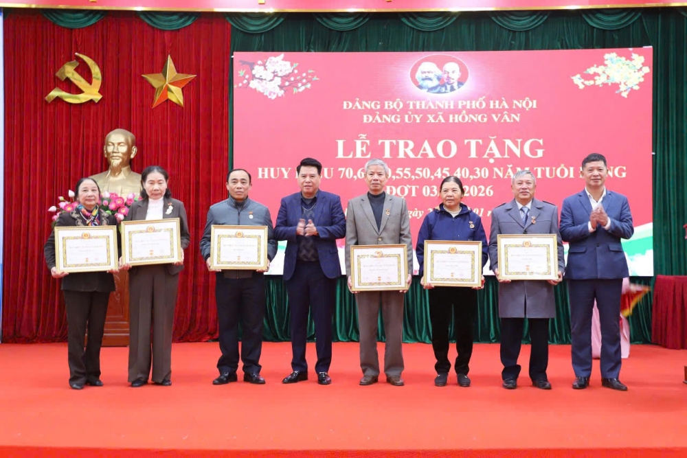 Đảng ủy xã Hồng Vân long trọng tổ chức Lễ trao Huy hiệu Đảng