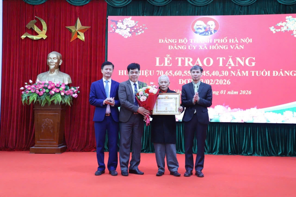 Thường trực Đảng ủy xã Hồng Vân chúc mừng 