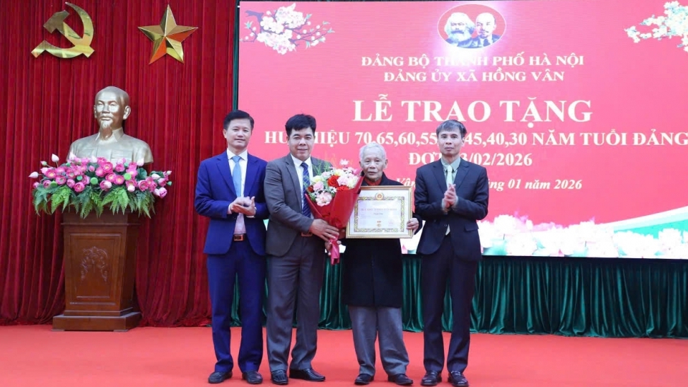 Đảng ủy xã Hồng Vân long trọng tổ chức Lễ trao Huy hiệu Đảng