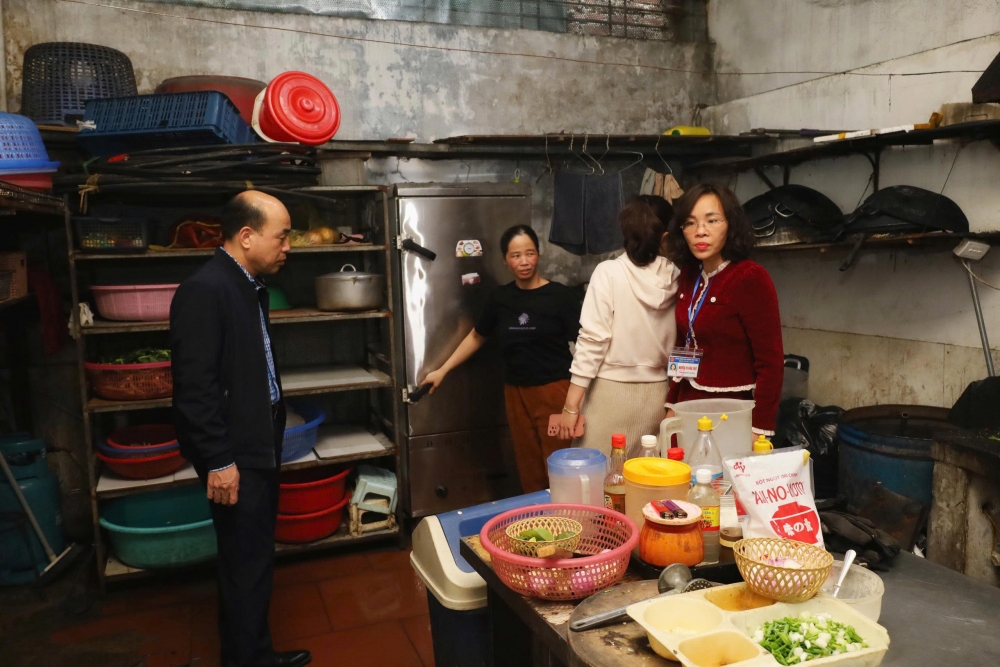 Phường Tùng Thiện tăng cường kiểm soát an toàn thực phẩm